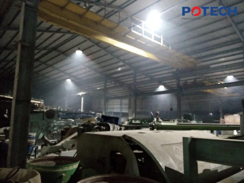 Khu vực máy tiện và máy phay trong xưởng cơ khí Duy Mạnh dưới ánh sáng đèn LED highbay
