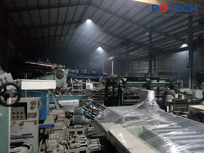 Dây chuyền cán và máy gia công trong xưởng cơ khí Duy Mạnh, đèn LED treo trên kết cấu thép