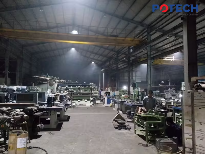 Toàn cảnh xưởng cơ khí Duy Mạnh chiếu sáng bằng đèn LED highbay POTECH, thấy dầm cầu trục chạy dọc xưởng