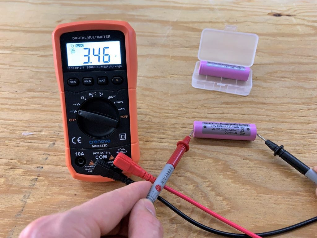 Đo điện áp cũng là một cách hay để kiểm tra xem pin lithium