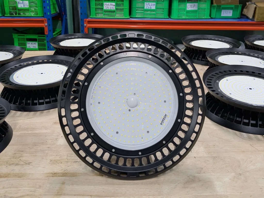 Den LED nhiet do cao PT-HTL nhin thang mat truoc, thay vanh canh tan nhiet va mat chip LED