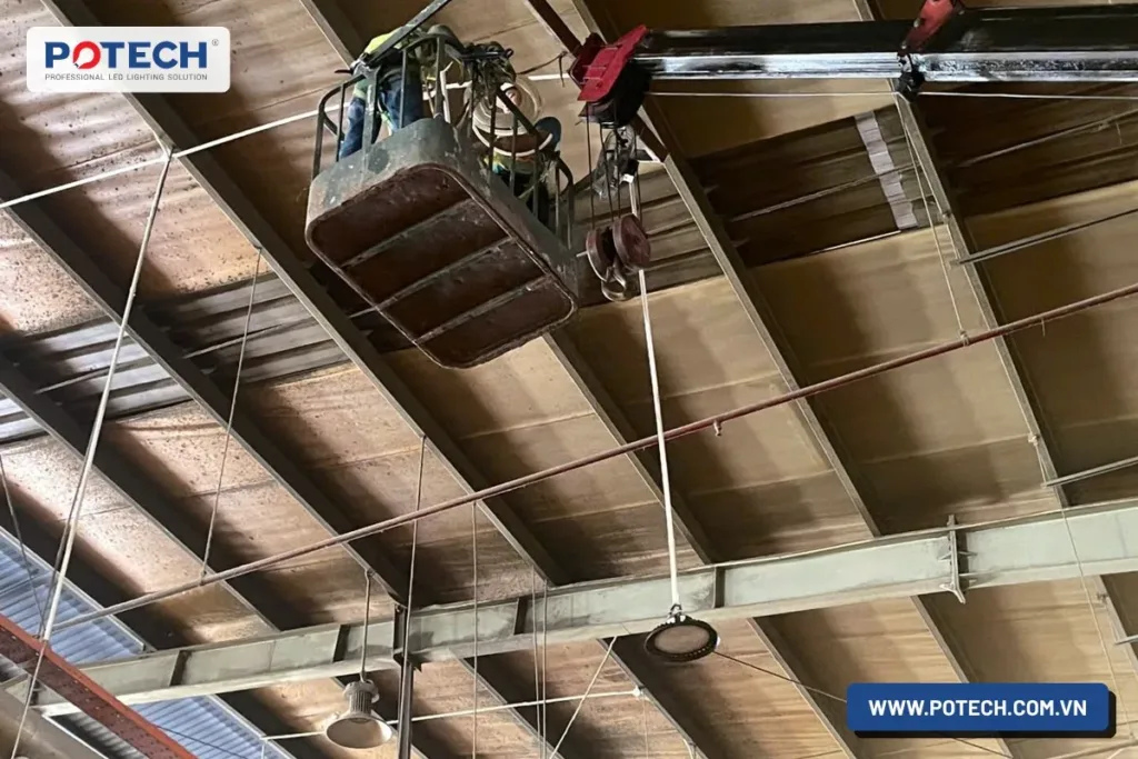 Den led highbay potech tekcom sau cai tao