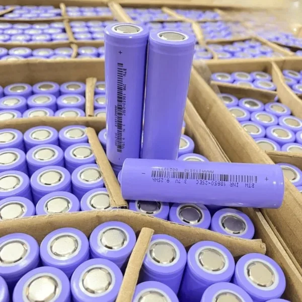 Nhãn in trên thân cell BTW 18650 ghi 3.7V 9.62Wh 2600mAh kèm mã vạch và mã lô