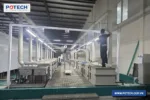Kỹ thuật viên kiểm tra và vệ sinh đèn LED trong nhà xưởng anode hóa nhôm