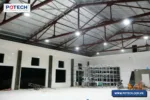 Đèn LED highbay bố trí 4 hàng 11 cột theo nhịp khung thép của xưởng nhôm kính