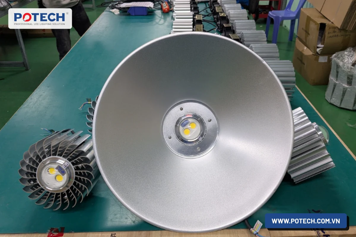 Choá phản quang nhôm và module 2 chip LED của đèn highbay POTECH, bên cạnh là thân tản nhiệt cánh