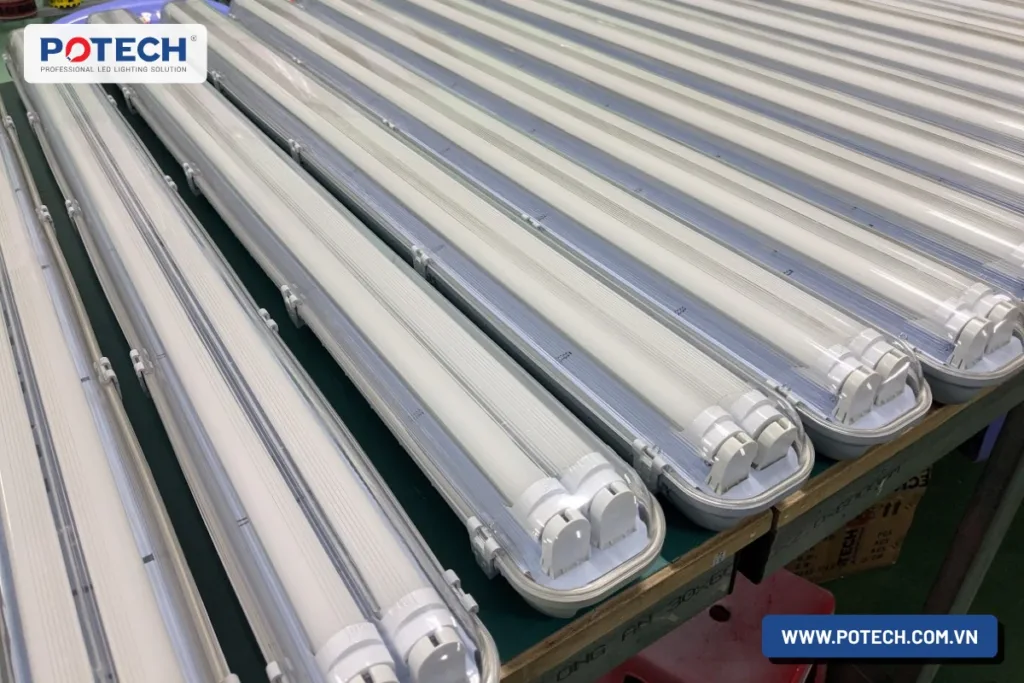 Máng đèn chống thấm POTECH trên bàn lắp ráp, đã lắp đủ hai bóng tuýp T8-1200
