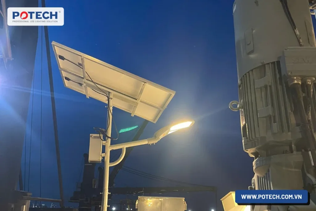 Bộ đèn LED năng lượng mặt trời PT-SSL2-80W và tấm pin tại cảng biển