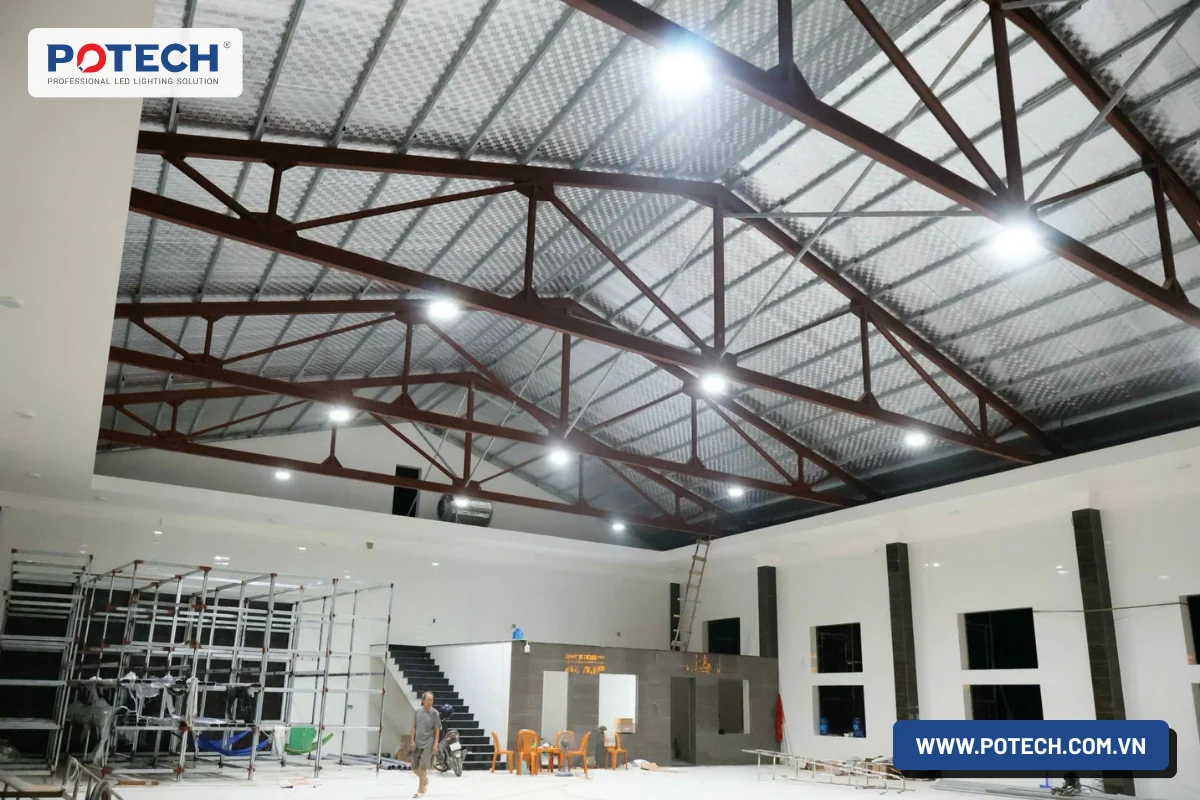 Đèn LED nhà xưởng POTECH UFOH 100W treo dưới thanh cánh hạ giàn thép ở cao độ 8 m