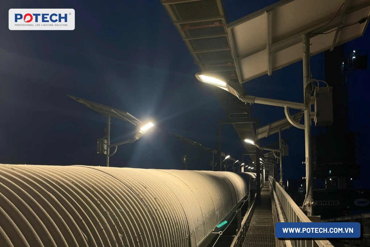 Đèn LED năng lượng mặt trời chiếu sáng lối đi băng tải tại cảng biển