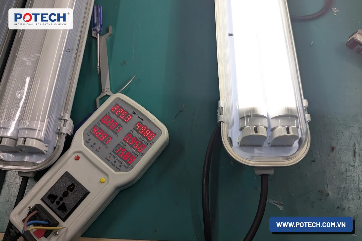Đo công suất máng đèn 2 tuýp chống thấm bằng đồng hồ chuyên dụng tại xưởng POTECH