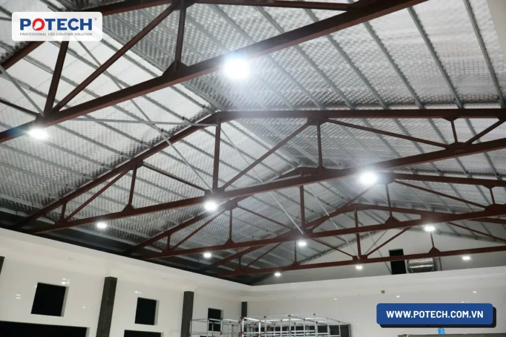 Ánh sáng phân bố đều trên toàn xưởng nhôm kính, độ đồng đều U0 đạt 0,516
