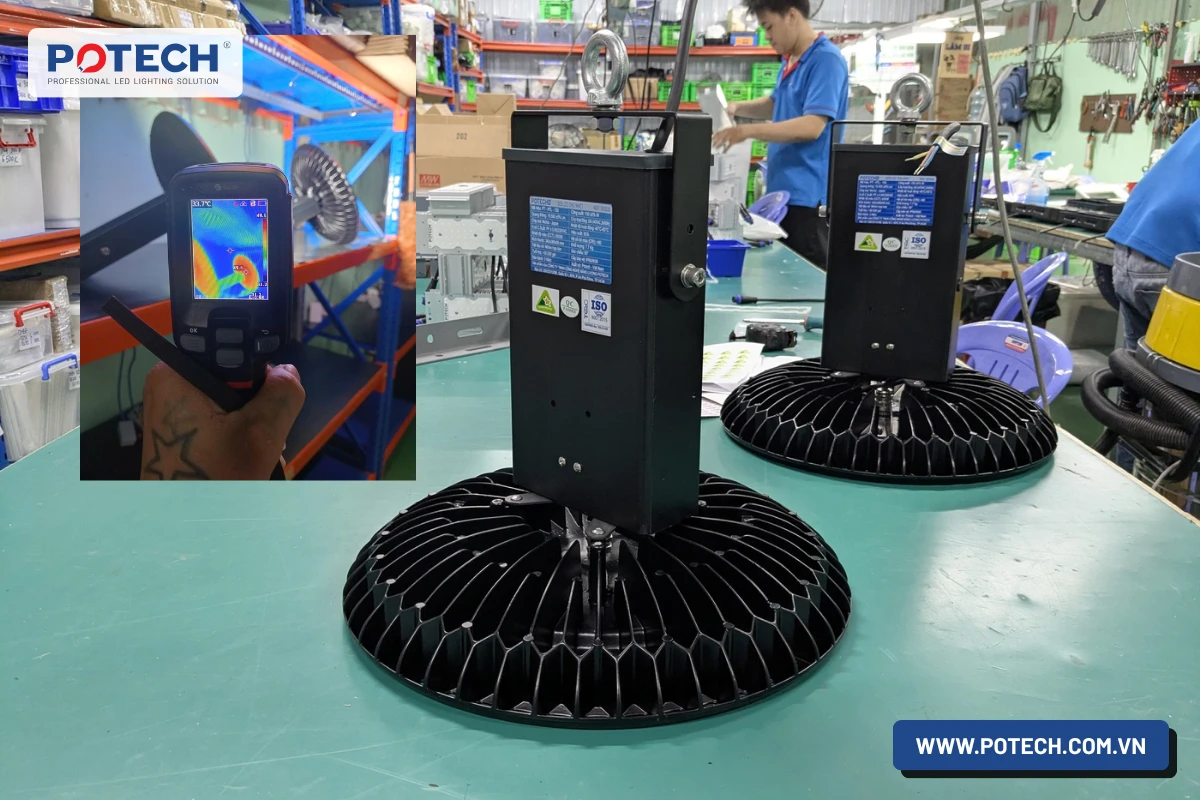 Do nhiet do than den LED highbay bang camera nhiet tai xuong POTECH, man hinh hien thi 33.7 do C