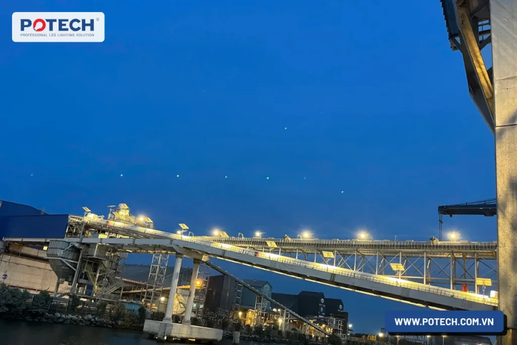 Hệ thống đèn LED năng lượng mặt trời trên cầu băng tải cảng biển POTECH