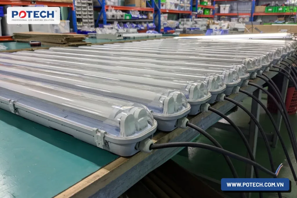Dãy máng đèn 2 tuýp chống thấm đã đấu dây nguồn, thành phẩm tại xưởng POTECH