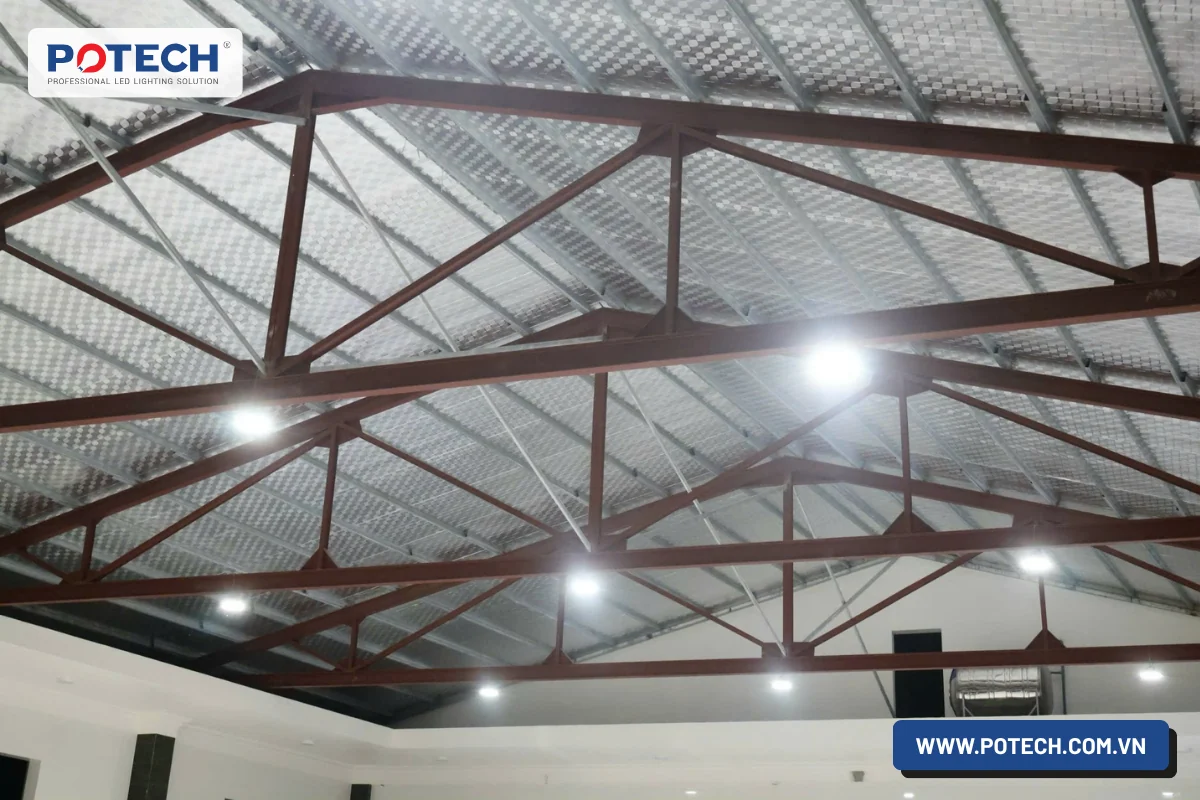 Toàn cảnh xưởng nhôm kính 75 x 25 m sau khi lắp đặt hệ thống đèn LED highbay