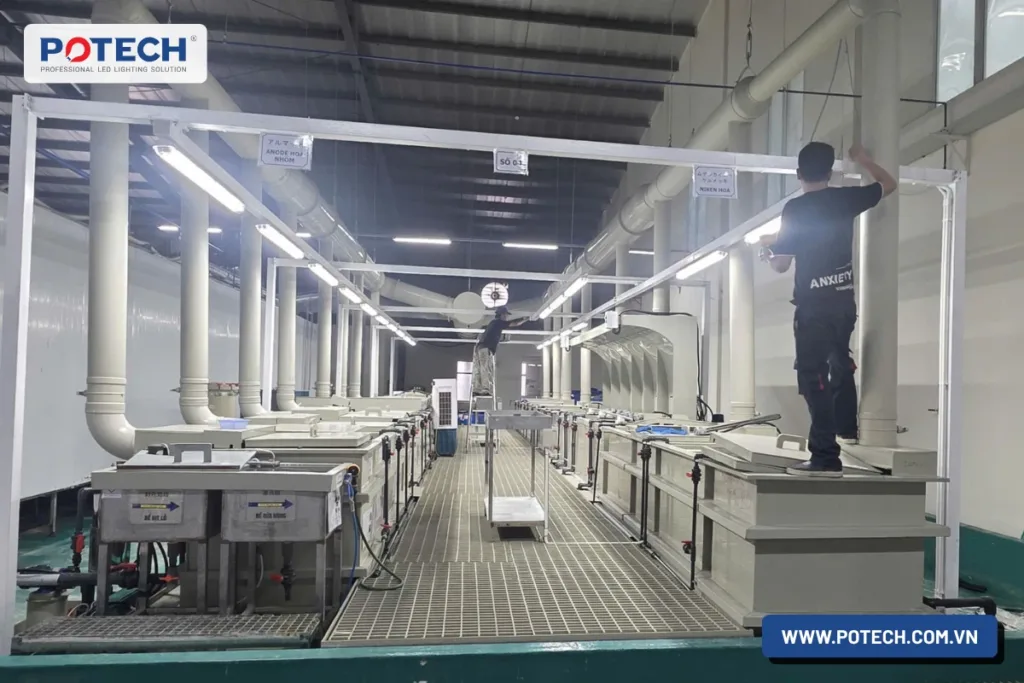 Tuyến 20 bộ máng đèn chống thấm chạy dọc dây chuyền anode hóa nhôm tại xưởng Hải Phòng