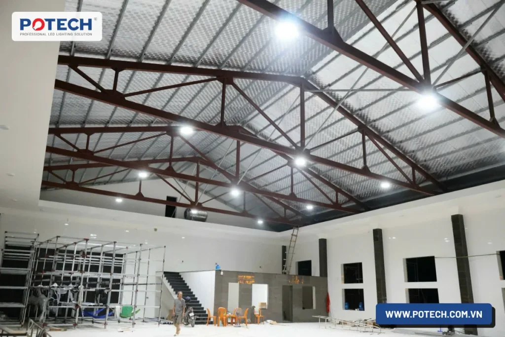 Toàn cảnh xưởng sản xuất nhôm kính 1.875 m2 lắp 44 bộ đèn LED highbay POTECH UFOH 100W
