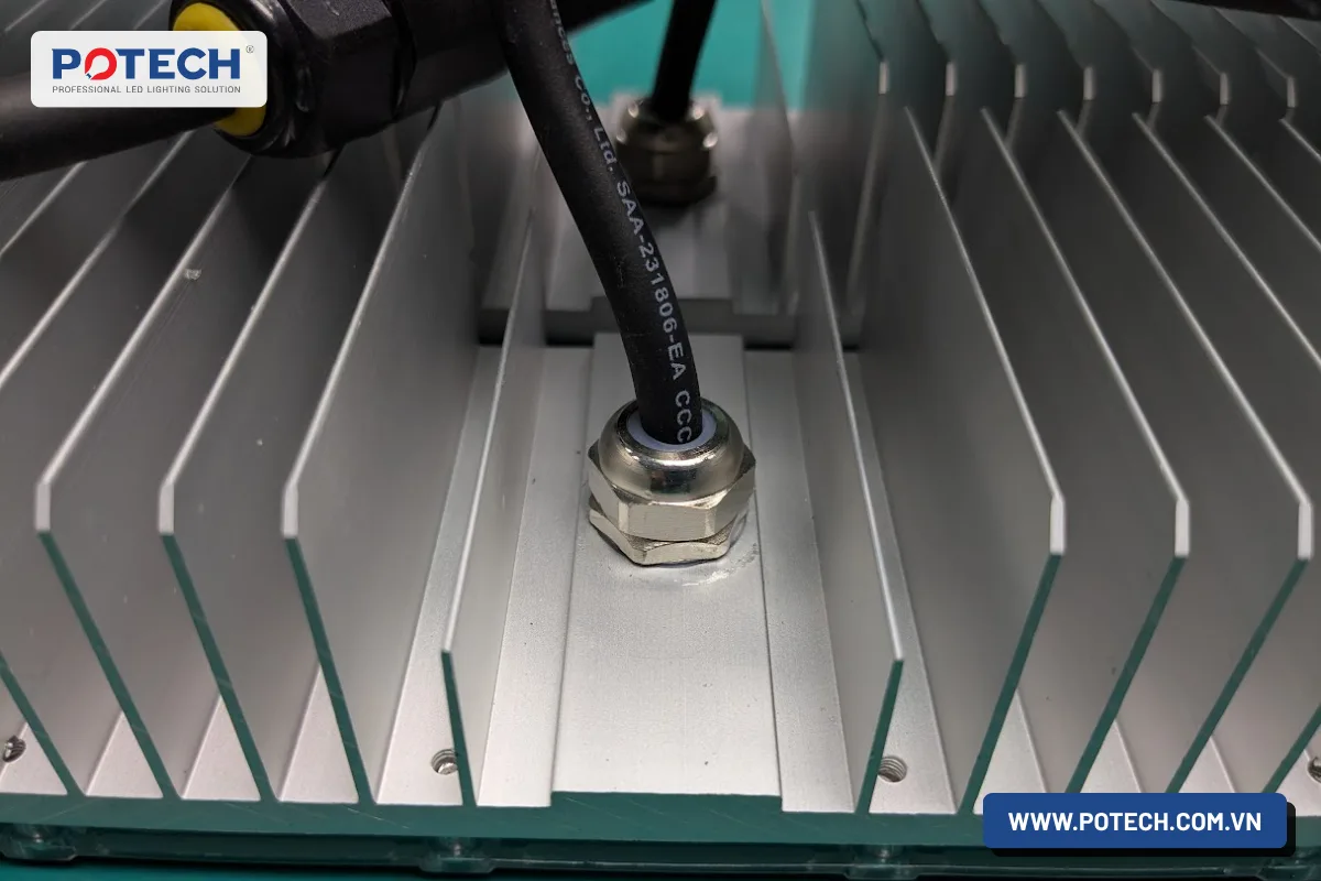 Chi tiết cánh tản nhiệt và vị trí dây dẫn vào bộ đèn.