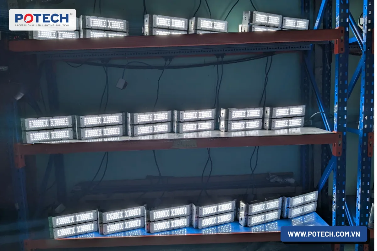 Các bộ đèn được bật sáng tại xưởng POTECH.