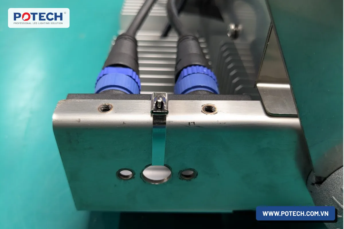 Chi tiết khung đèn và các đầu nối dây.