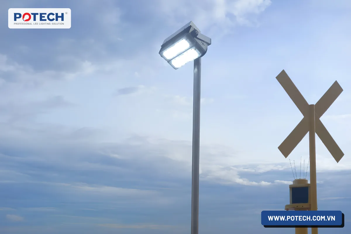 Đèn LED lắp trên cột tại khu vực trụ điện gió Hiệp Thạnh.