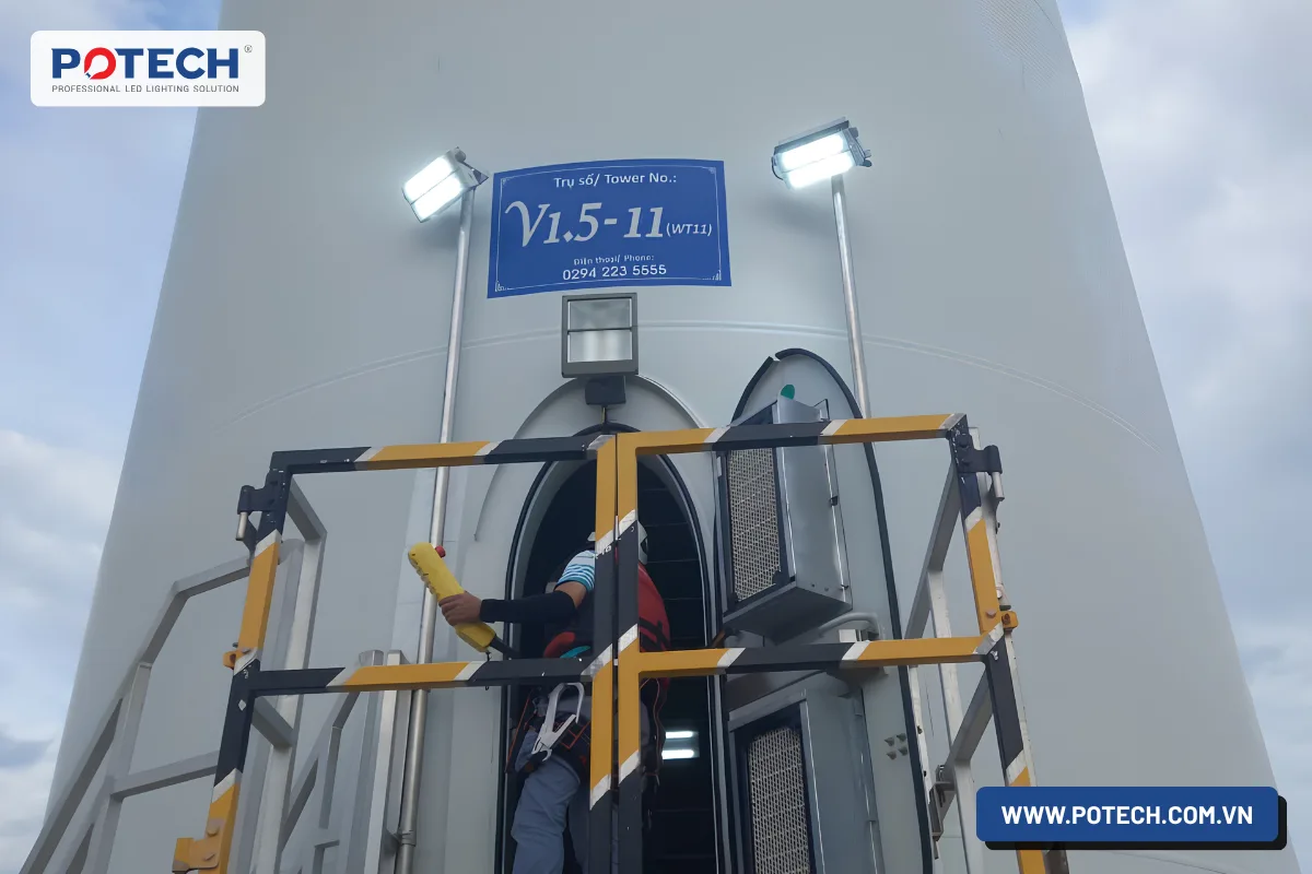 Đèn chiếu sáng bố trí hai bên khu vực cửa ra vào trụ điện gió.