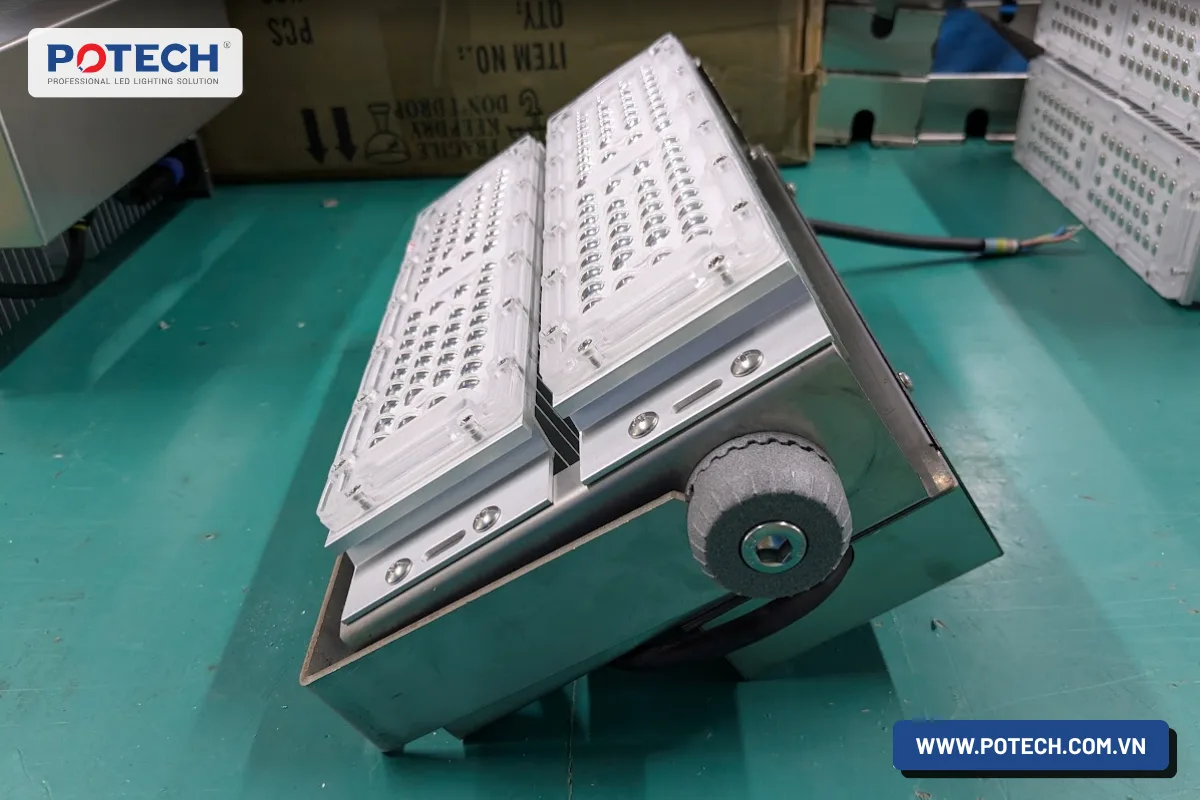 Cấu tạo bộ đèn với hai mô-đun LED và khung quai điều chỉnh hướng chiếu.